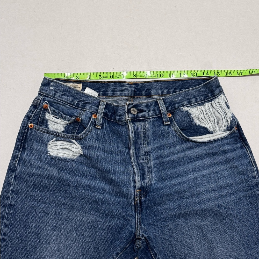 Levi’s 501 90’s Distressed Denim Shorts Women’s Size 31 - Picture 2 of 11